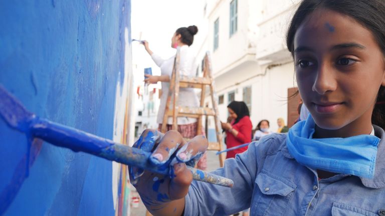 مجموعة من الأطفال أمام إحدى جداريات أصيلة