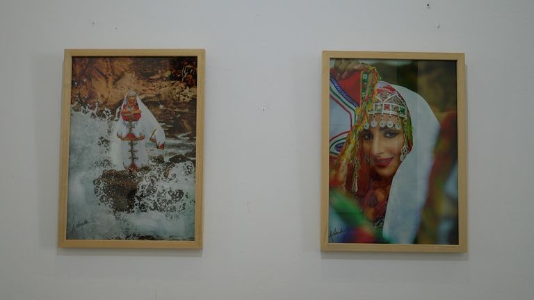 مجموعة من الأطفال أمام إحدى جداريات أصيلة