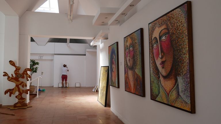 مجموعة من الأطفال أمام إحدى جداريات أصيلة