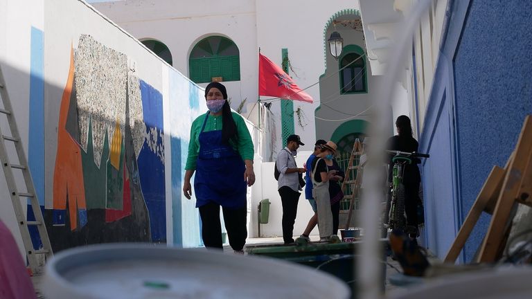 مجموعة من الأطفال أمام إحدى جداريات أصيلة