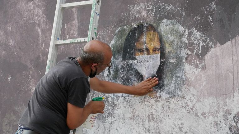 مجموعة من الأطفال أمام إحدى جداريات أصيلة