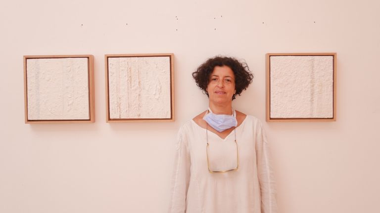 مجموعة من الأطفال أمام إحدى جداريات أصيلة