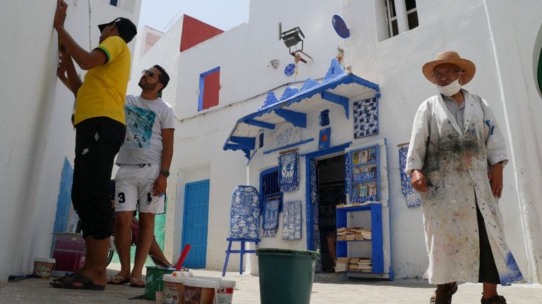 مجموعة من الأطفال أمام إحدى جداريات أصيلة