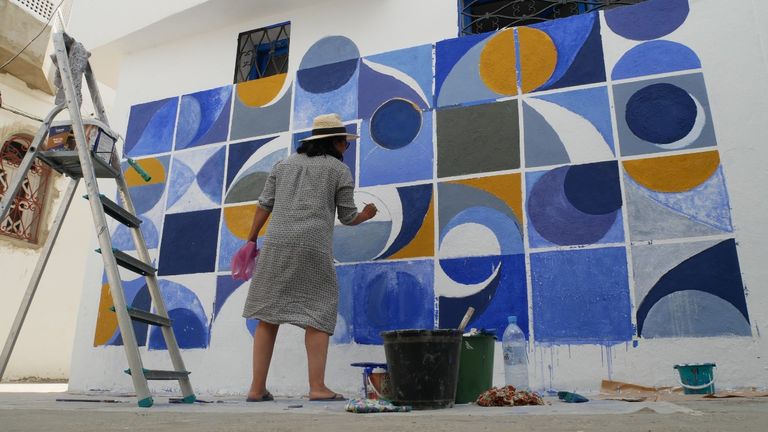 مجموعة من الأطفال أمام إحدى جداريات أصيلة