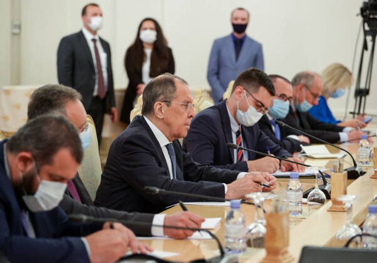 جانب من جلسة لقاء وزير الخارجية الروسي مع نظيره الجزائري وزيرا خارجية الجزائر وروسيا في موسكو