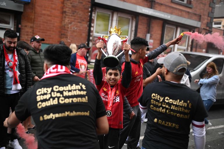 احتفالات جماهير ليفربول بالفريق المتوج بطلا لمسابقة الدوري الإنجليزي الممتاز احتفالات جماهير ليفربول