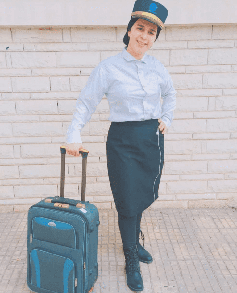 الفتاة المصرية هبة عبدالحميد، الطالبة بأكاديمية لضيافة الطيران في مصر، المعروفة إعلاميا بـ"فتاة التين الشوكي، بملابس الأكاديمية هبة عبدالحميد تبيع التين الشوكي