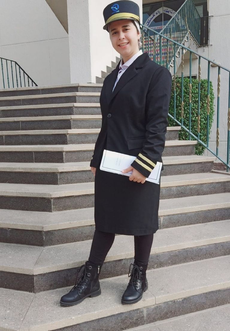 الفتاة المصرية هبة عبدالحميد، الطالبة بأكاديمية لضيافة الطيران في مصر، المعروفة إعلاميا بـ"فتاة التين الشوكي، بملابس الأكاديمية هبة عبدالحميد تبيع التين الشوكي