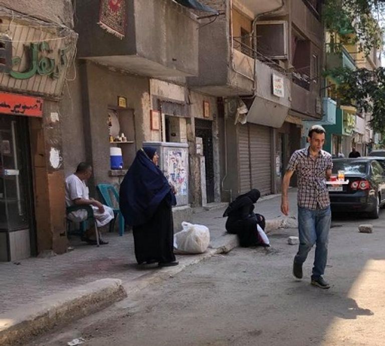 عليان خليل يجهز المشروبات للزبائن