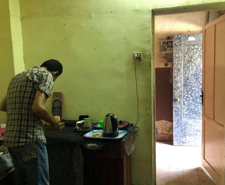 عليان خليل يجهز المشروبات للزبائن