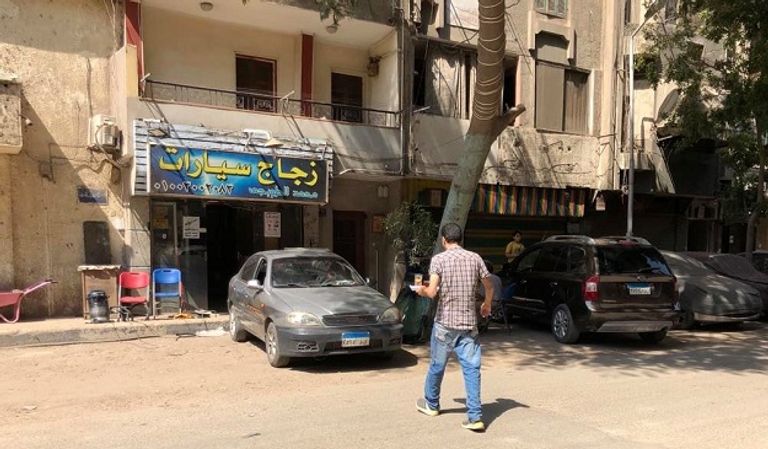 عليان خليل يجهز المشروبات للزبائن