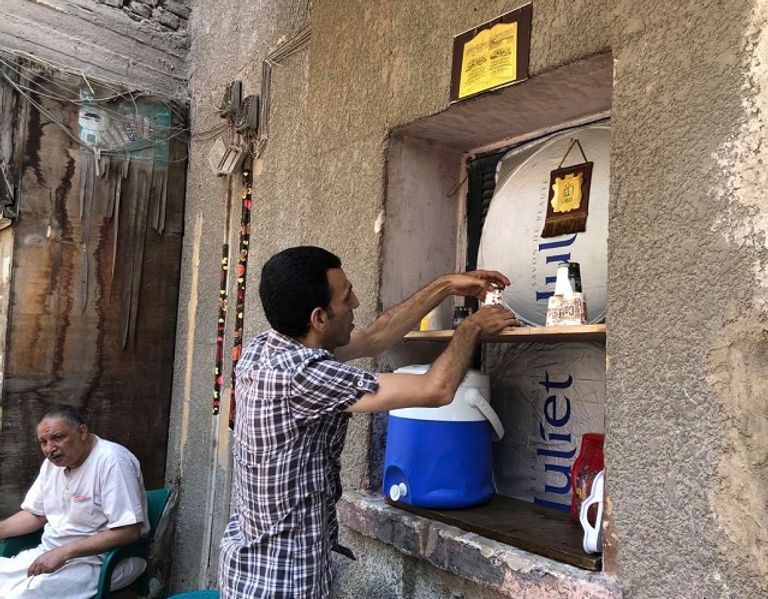 عليان خليل يجهز المشروبات للزبائن