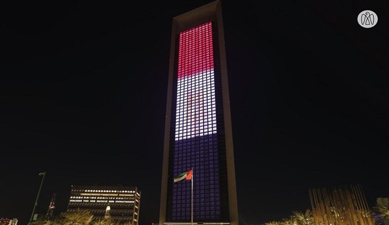 مباني أبوظبي الأيقونية تضيء بألوان العلم المصري