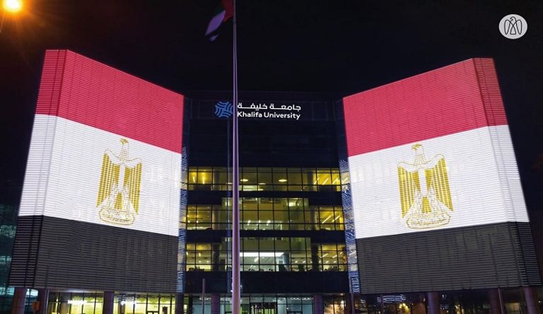 مباني أبوظبي الأيقونية تضيء بألوان العلم المصري