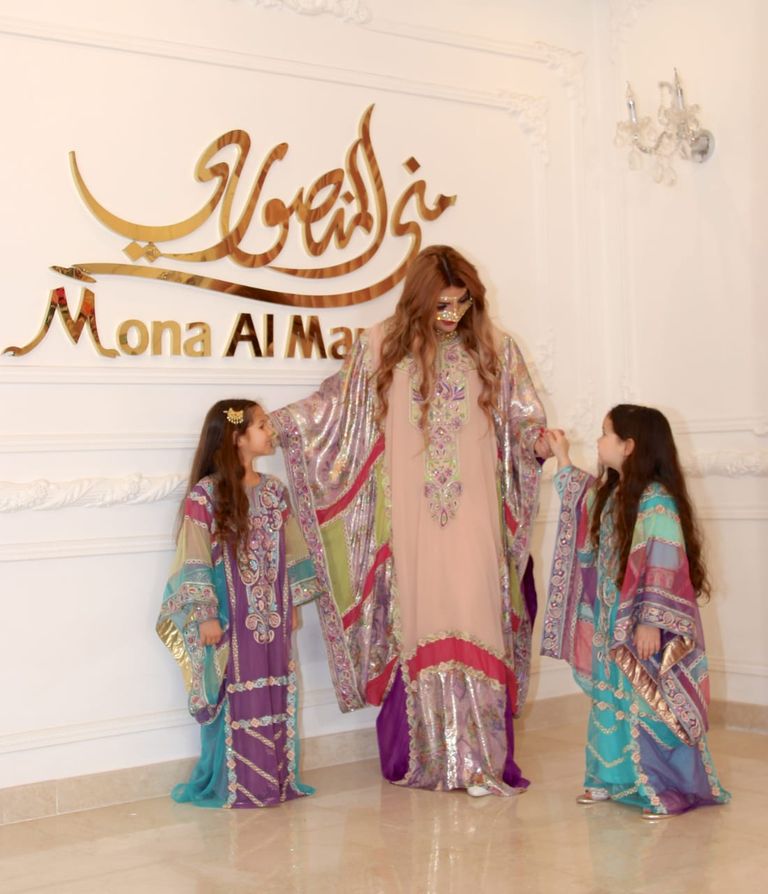 من تصاميم مجموعة العيد للمصممة منى المنصوري