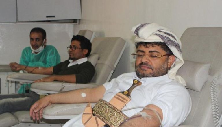 قيادي حوثي يتبرع بالدم في صنعاء
