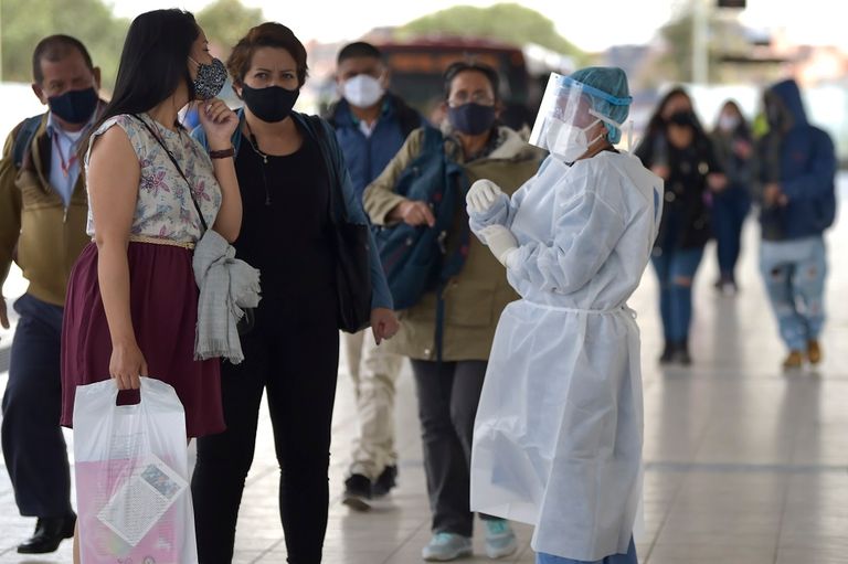 أشخاص يرتدون كمامات للوقاية من كورونا