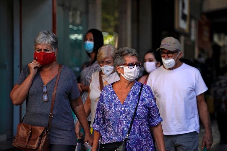 أشخاص يرتدون كمامات للوقاية من كورونا