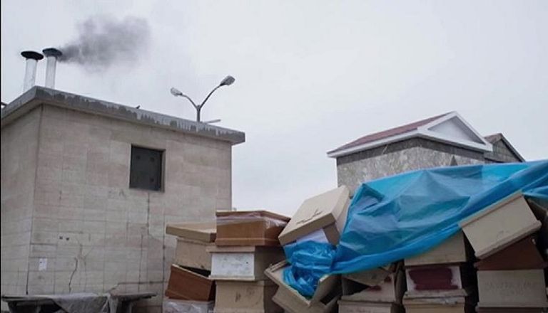 مهاجرون يجمعون جثامين موتى كورونا