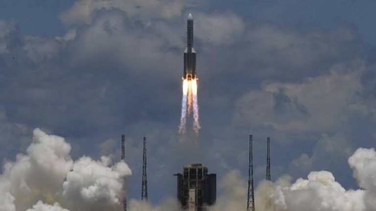 لحظة إطلاق الصاروخ من مركز ونتشانغ للإطلاق الفضائي