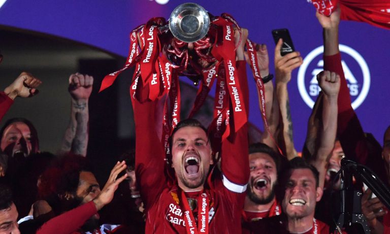 هندرسون قائد ليفربول يرفع كأس الدوري الإنجليزي