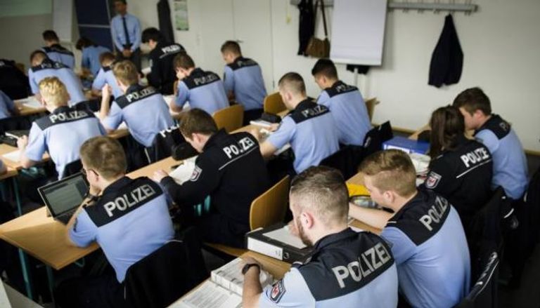 مهارات الإملاء.. عقبة أمام من يرغب في الالتحاق بالشرطة الألمانية