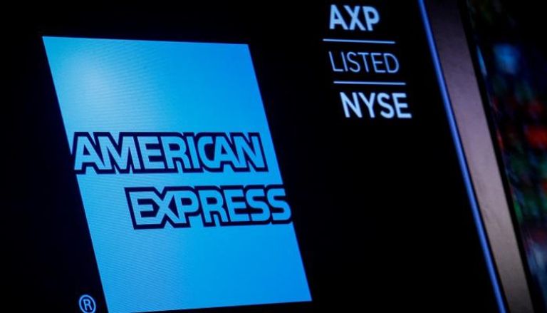 عرض شعار American Express ورمز التداول على شاشة في بورصة نيويورك - رويترز