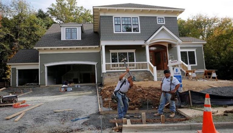 عمال بناء يشيدون المنازل في فيرجينيا بالولايات المتحدة - رويترز 