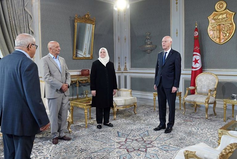 الرئيس التونسي خلال لقاء مع وفد عن مؤسسة الشهيد محمد البراهمي الرئيس التونسي قيس سعيد وأرملة الشهيد محمد البراهمي