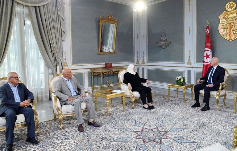 الرئيس التونسي خلال لقاء مع وفد عن مؤسسة الشهيد محمد البراهمي الرئيس التونسي قيس سعيد وأرملة الشهيد محمد البراهمي