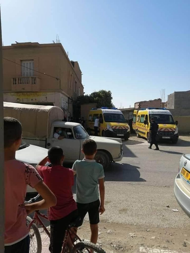 سيارات الإسعاف تنقل جثث العائلة الضحية جنوب العاصمة الجزائرية