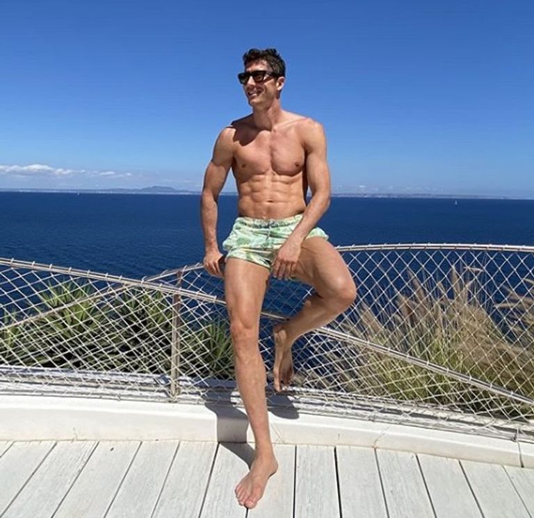 ليفا ليفاندوفسكي مهاجم بايرن ميونيخ وابنته على الشاطئ