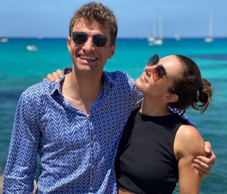 مولر وزوجته ليفاندوفسكي مهاجم بايرن ميونيخ وابنته على الشاطئ