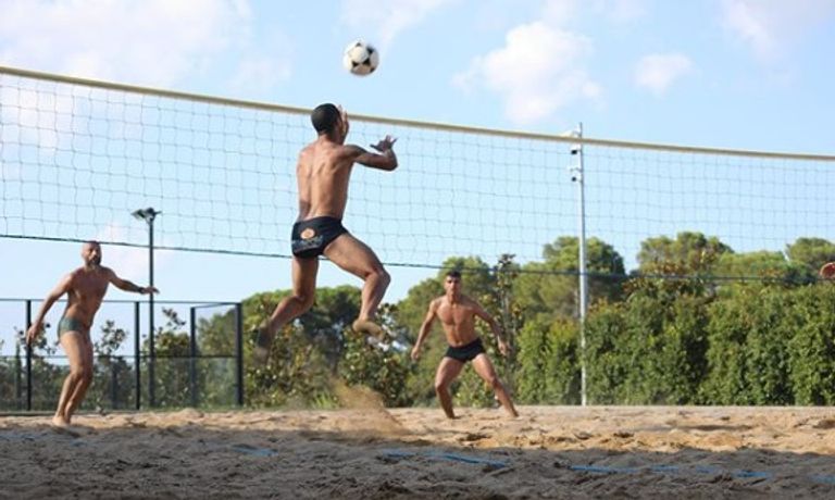 تياجو ألكانتارا ليفاندوفسكي مهاجم بايرن ميونيخ وابنته على الشاطئ