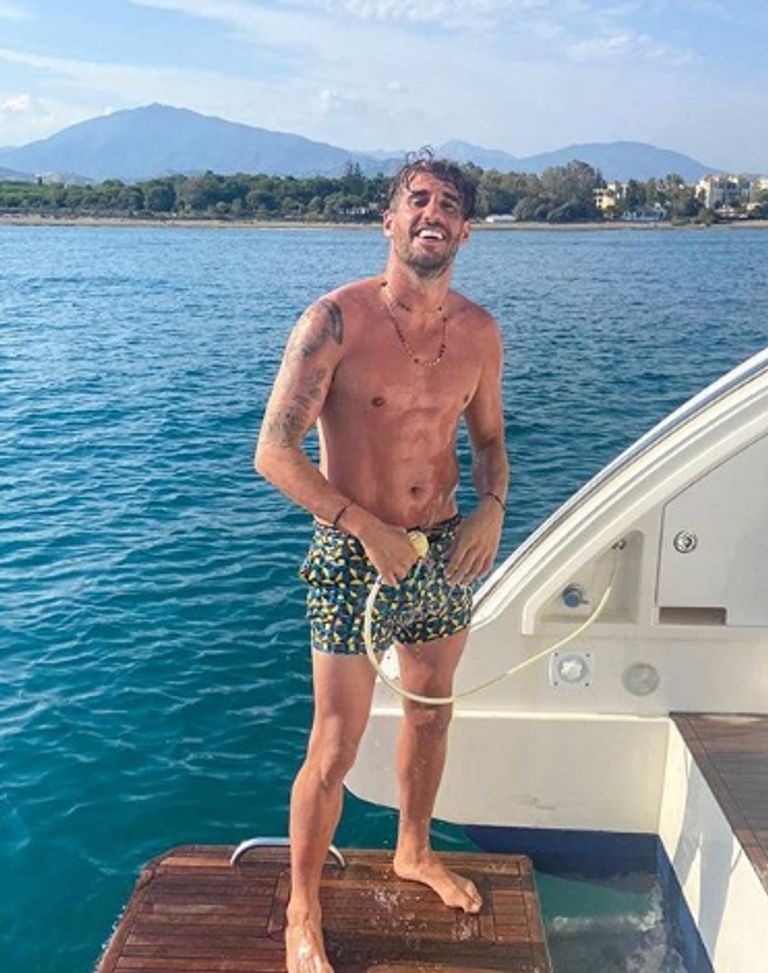 خافي مارتينيز ليفاندوفسكي مهاجم بايرن ميونيخ وابنته على الشاطئ