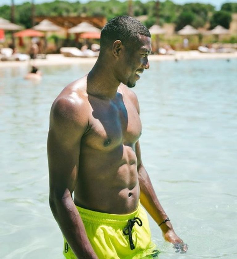 ديفيد آلابا ليفاندوفسكي مهاجم بايرن ميونيخ وابنته على الشاطئ