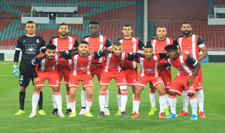 لاعبو فريق الفتح الرباطي مواجهة من الدوري المغربي