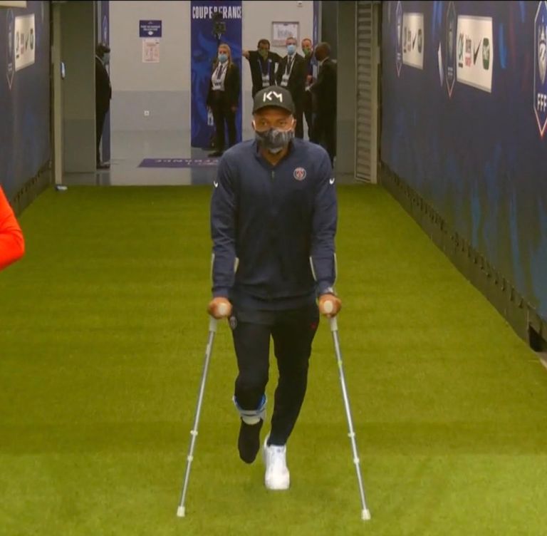 مبابي يسير على عكازين بعد تعرضه للإصابة أمام سانت إيتيان