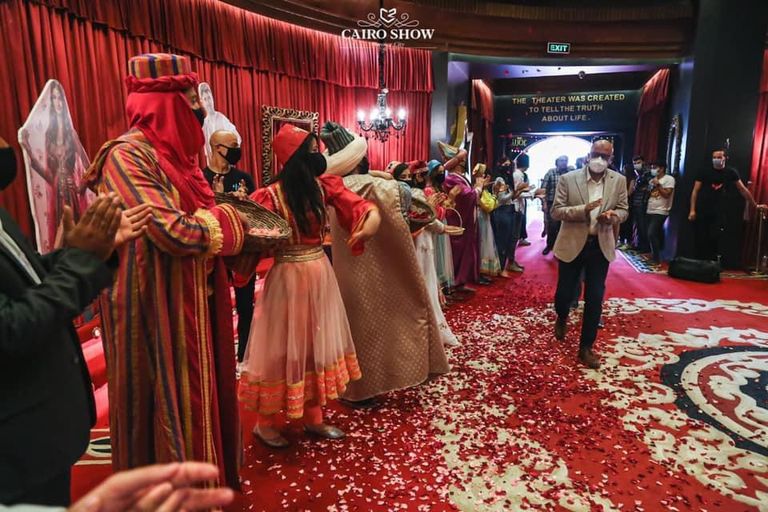 أحمد عز بعد انتهاء العرض المسرحي