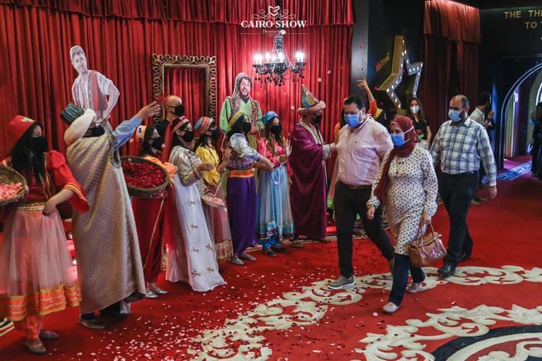 أحمد عز بعد انتهاء العرض المسرحي