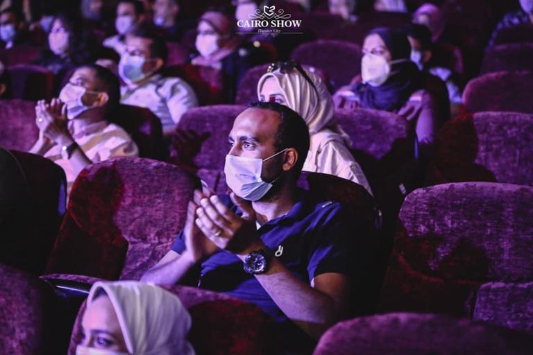 أحمد عز بعد انتهاء العرض المسرحي