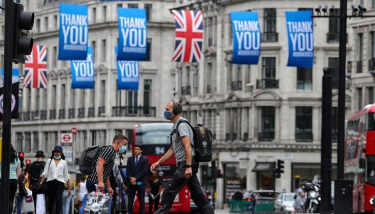 أشخاص يرتدون أقنعة واقية في لندن – رويترز