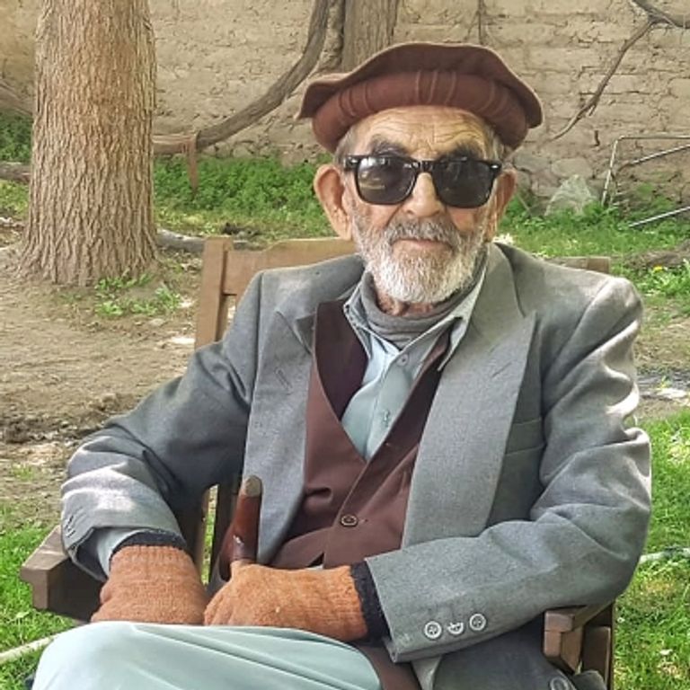 عزيز عبدالعليم يتوسط الفريق الطبي