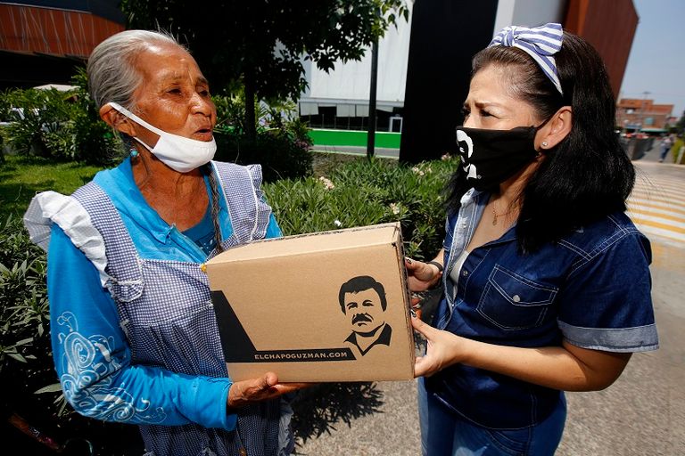 موظفة من مؤسسة اليخاندرينا جوسمان تضع كمامة تحمل رسم تاجر المخدرات 