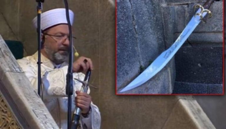 علي أرباش رئيس الشؤون الدينية في تركيا على المبنر حاملا السيف
