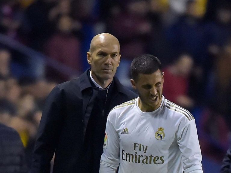 إيدين هازارد لاعب ريال مدريد وزين الدين زيدان مدرب الفريق إيدين هازارد وكريم بنزيمة لاعبا ريال مدريد