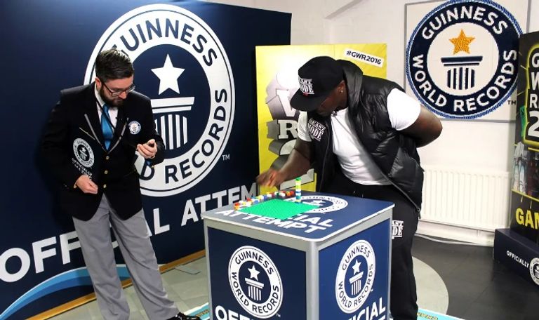 لحظة وضع اسمه في موسوعة جينيس