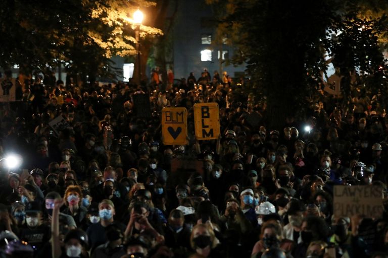 متظاهر أمريكي وسط سحب من الغاز المسيل للدموع