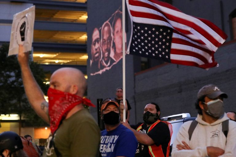 متظاهر أمريكي وسط سحب من الغاز المسيل للدموع