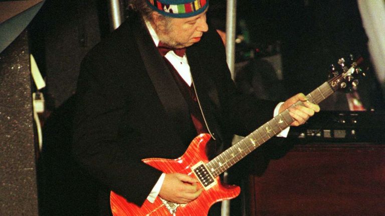 عازف الجيتار بيتر جرين، أحد مؤسسي فرقة "فليتوود ماك" البريطانية عازف الجيتار بيتر جرين